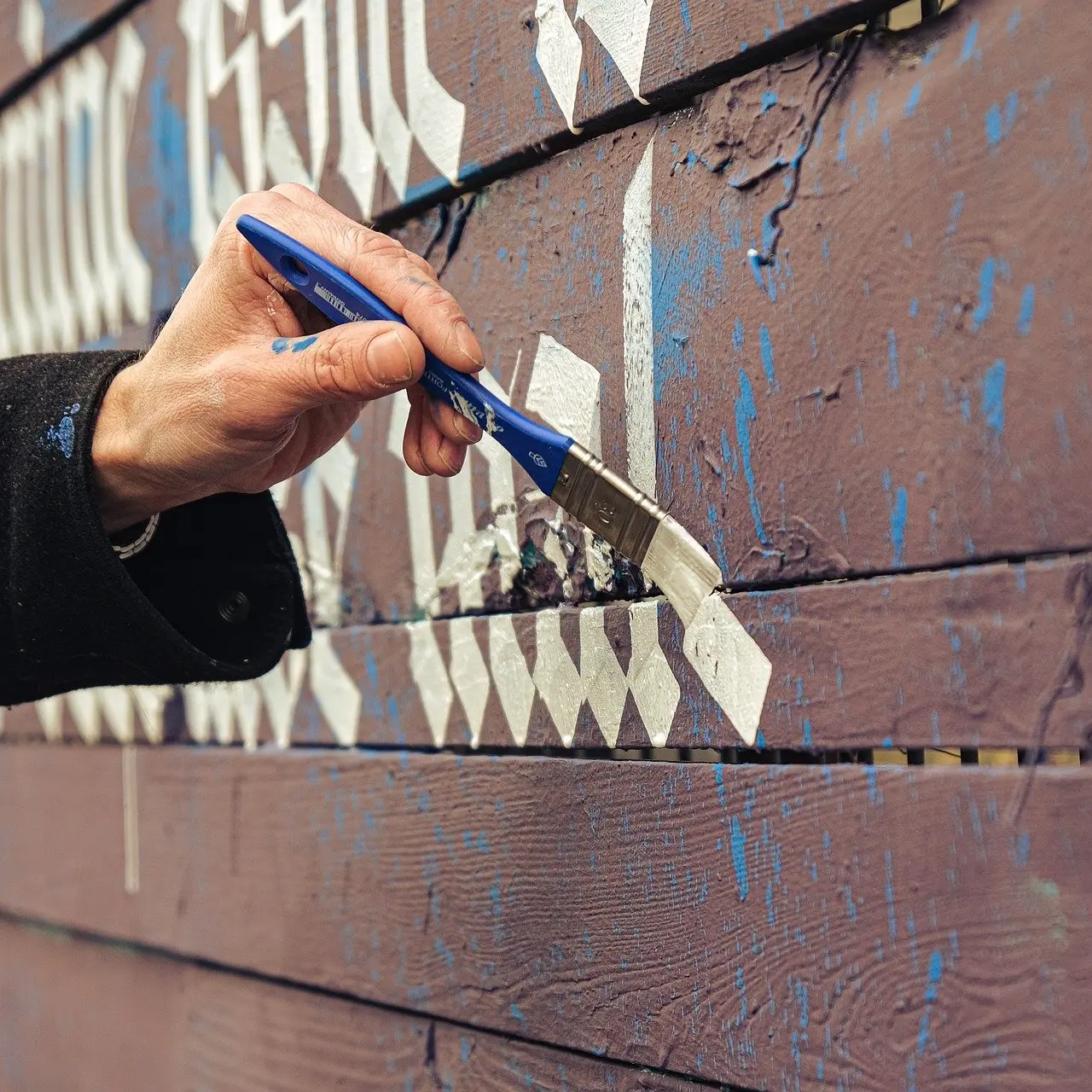 5 metoder til at fjerne maling fra et trægulv